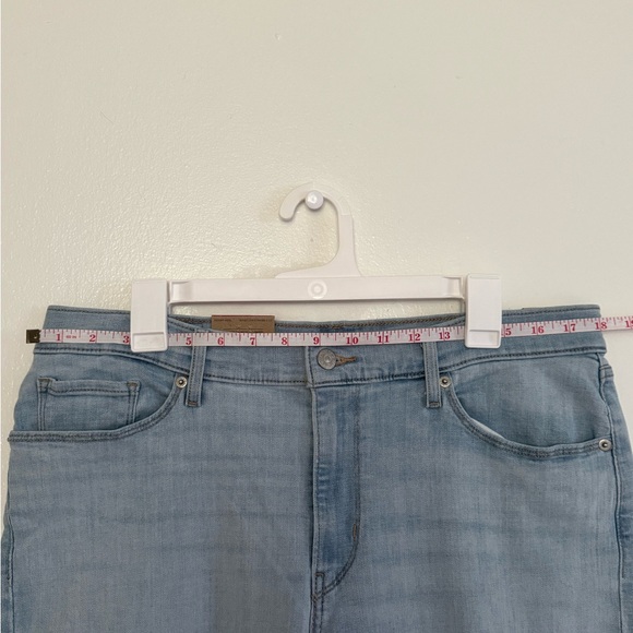 Women's Levi's® Classic Straight-Leg Light Wash Jeans - Picture 13 of 15